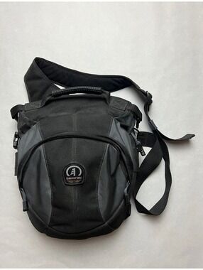 Tamrac 5767 Velocity 7x Photo Sling Pack in Black and Gray.